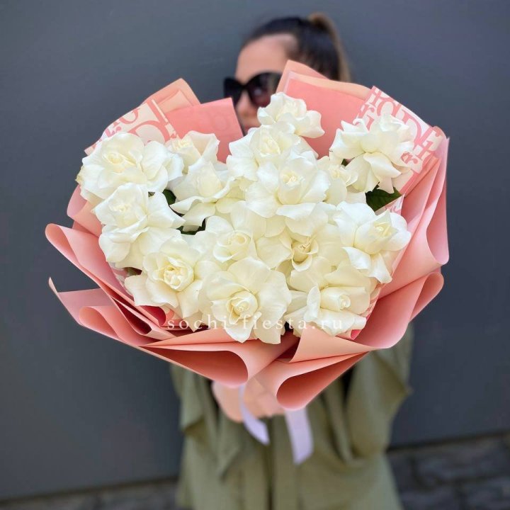 Белые розы "Аморе" в Таганроге