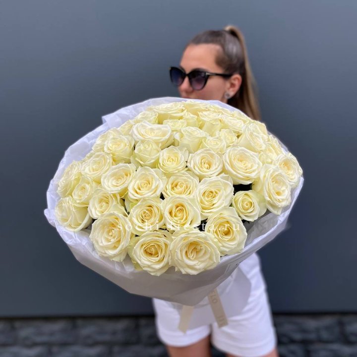 51 белая роза  в Таганроге