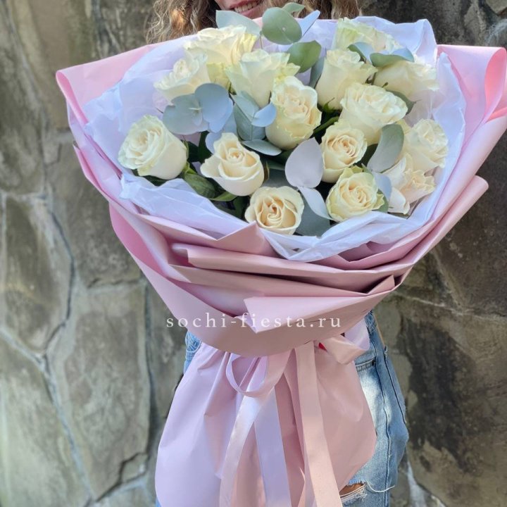 Белые розы в авторском оформлении в Таганроге