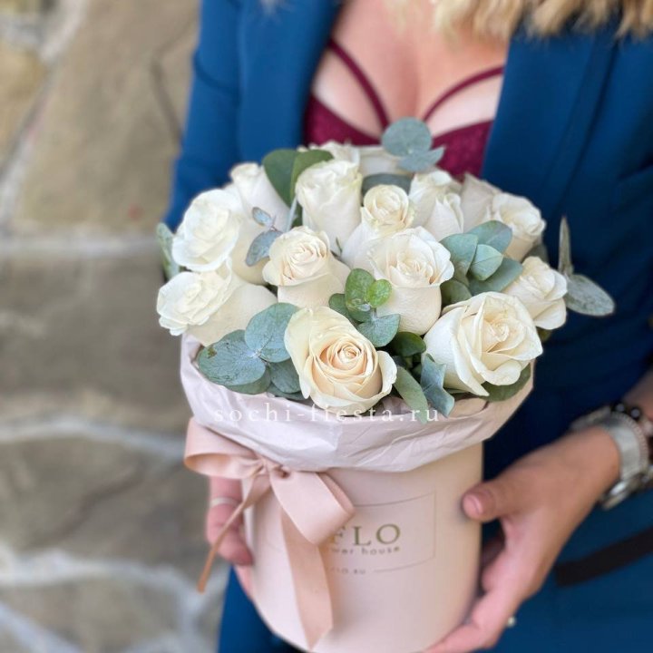 Цилиндр из белых роз в Таганроге