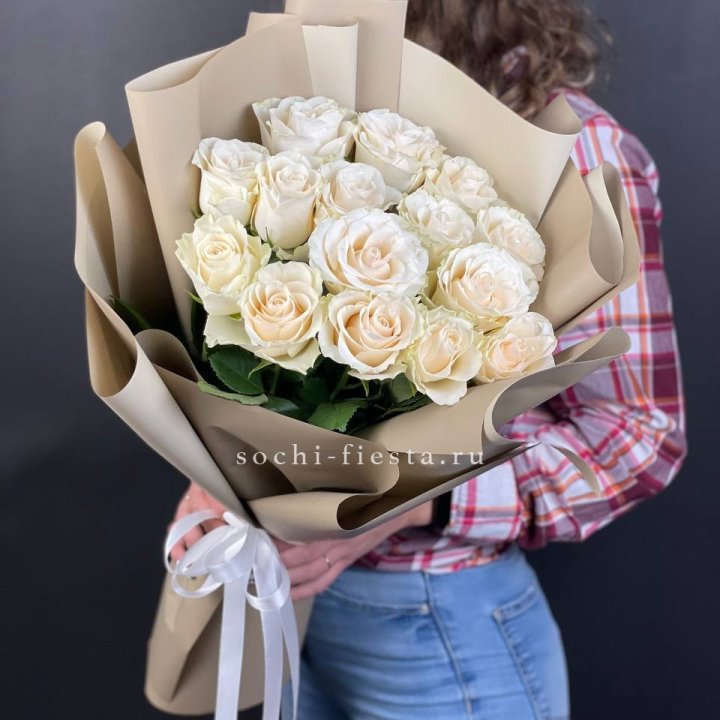 15 белых роз кофе в Таганроге