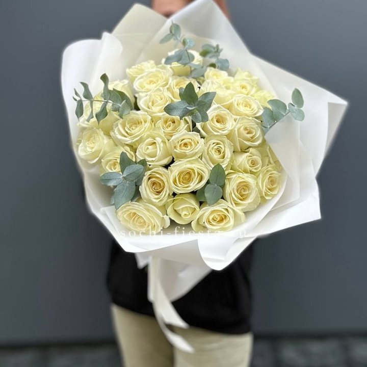 31 белая роза с эвкалиптом в Таганроге