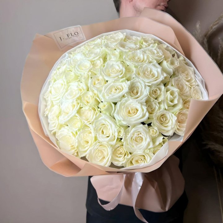 51 белая  роза в оформлении в Таганроге