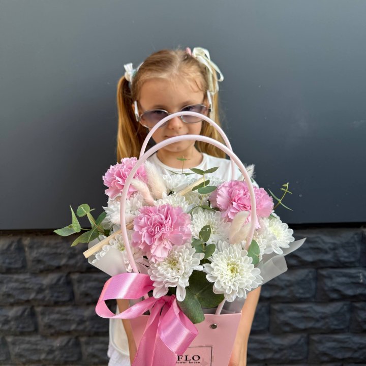 Сумочка из стойких хризантем и диантуса в Таганроге