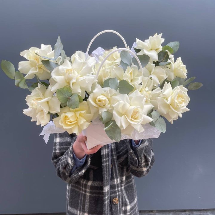 15 белых роз в сумочке в Таганроге