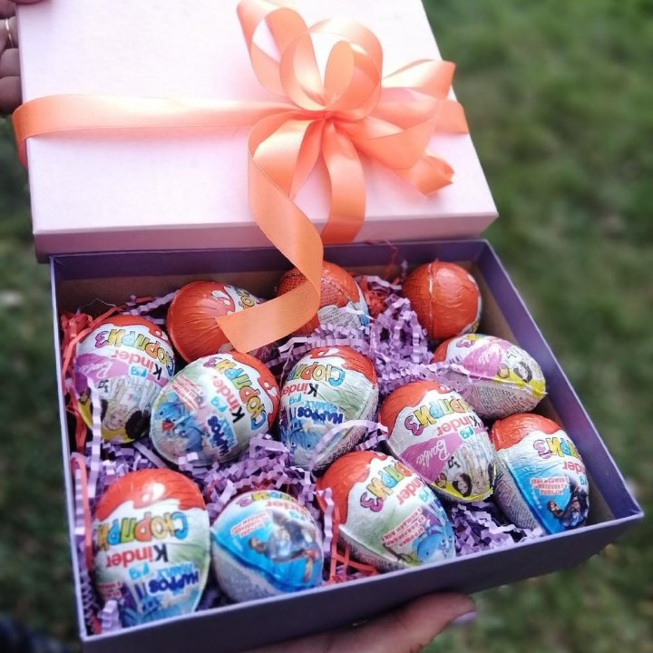 Коробка с киндерами в Таганроге