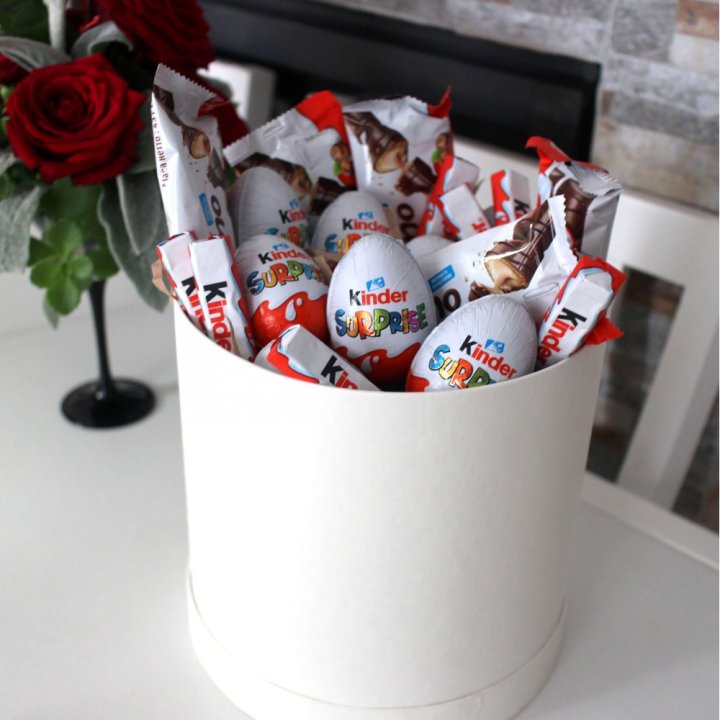 Коробка с киндерами  в Таганроге