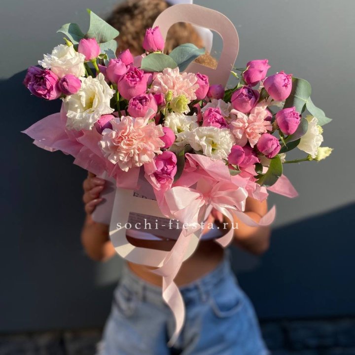 Сумочка с кустовой розой и диантусами в Таганроге