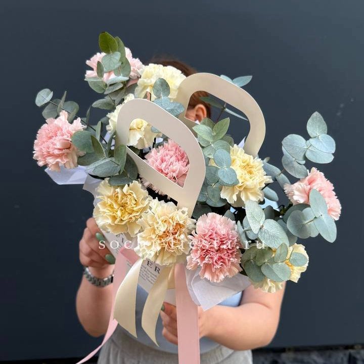 Сумочка из диантусов в Таганроге