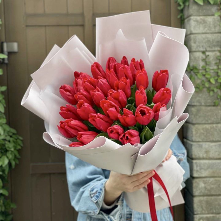 35 красных тюльпанов в Таганроге